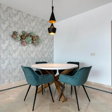 Beautiful 2 Bedroom Apartment In Albatross Casares Διαμέρισμα *